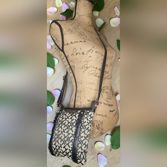 Tommy Hilfiger Monogram Crossbody Bag With Matching Wallet - Picture 12 of 14